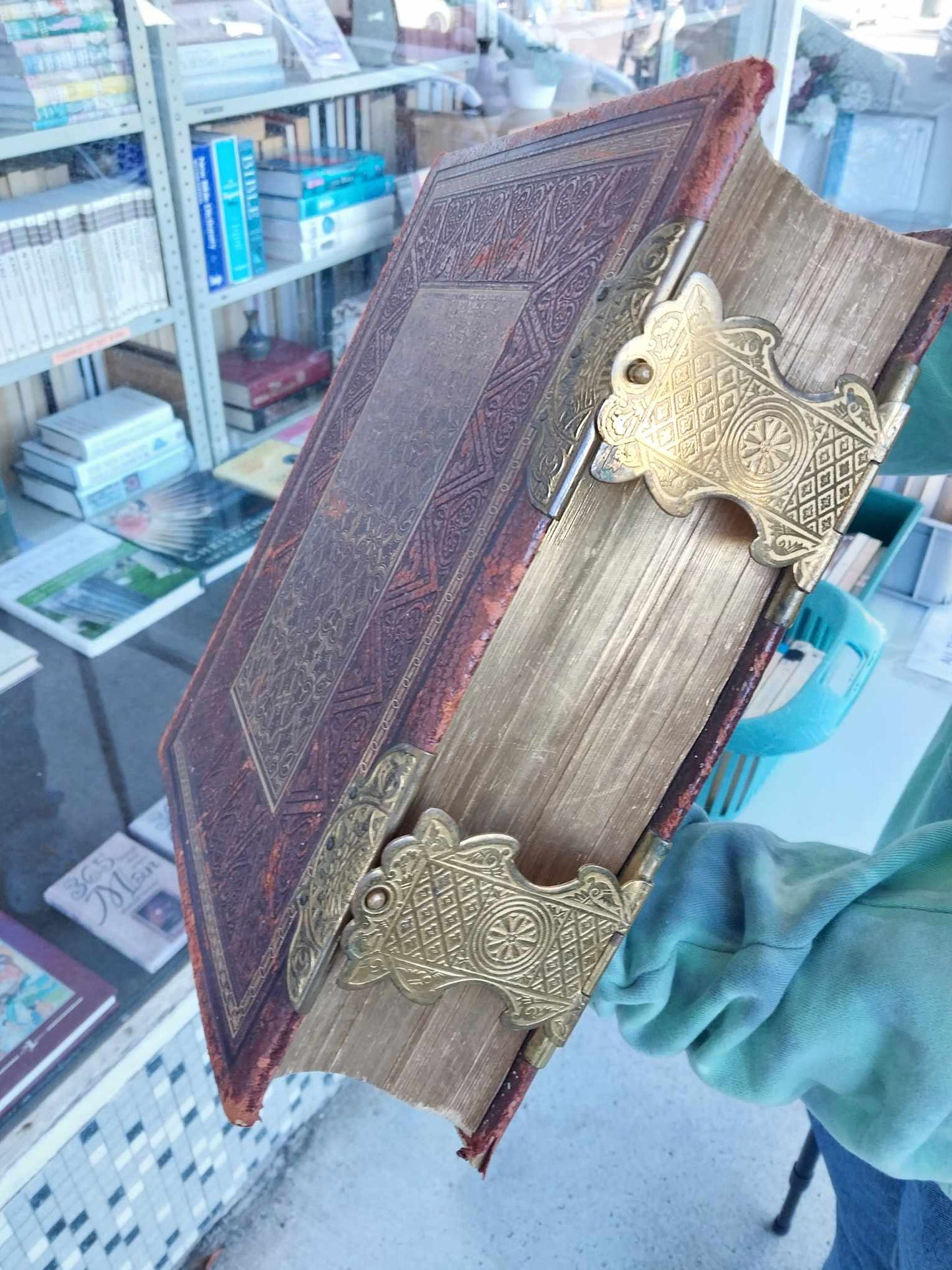 KJV Holy Bible with Metal Clasps, Family Bible, with commentary by John Brown image 1