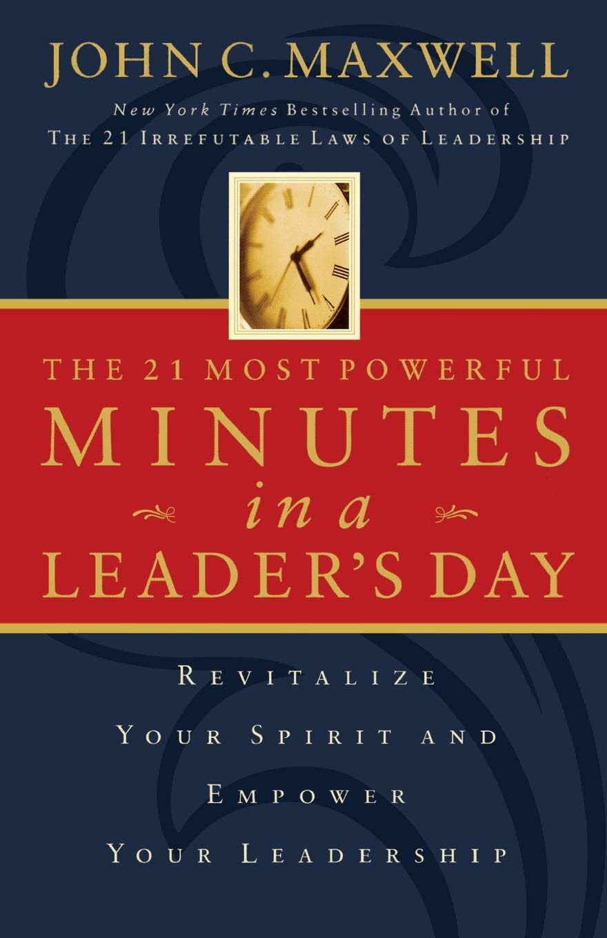 Book cover of 'The 21 Most Powerful Minutes in a Leader's Day' by John C. Maxwell with a clock illustration on a blue and red background.