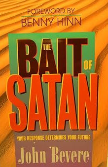 Book cover of 'The Bait of Satan' by John Bevere with a foreword by Benny Hinn.